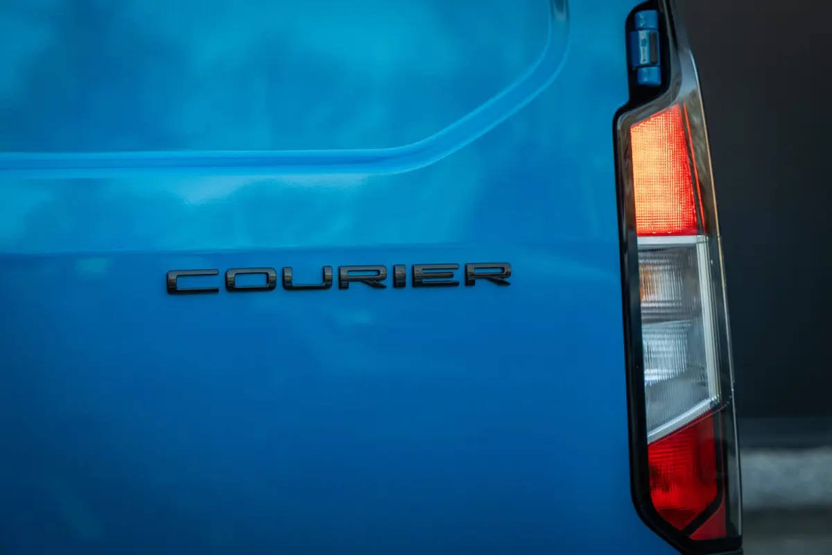 Cour. E-Transit Limited 44kWh Achteruitrijcamera | Snel rijden | Apple Carplay en Android auto |