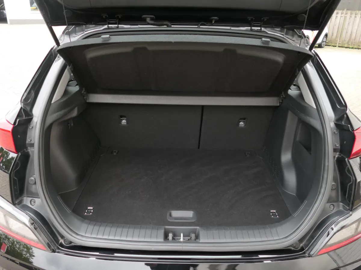 EV Comfort 64 kWh | Apple-/Android Carplay | Achteruitrijcamera | Digitaal dashboard | Stuur-/Stoelverwarming | Climate Control | ACC | 1e eigenaar | Dealer onderhouden