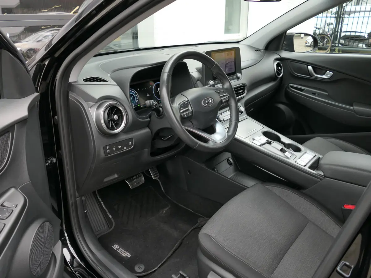 EV Comfort 64 kWh | Apple-/Android Carplay | Achteruitrijcamera | Digitaal dashboard | Stuur-/Stoelverwarming | Climate Control | ACC | 1e eigenaar | Dealer onderhouden