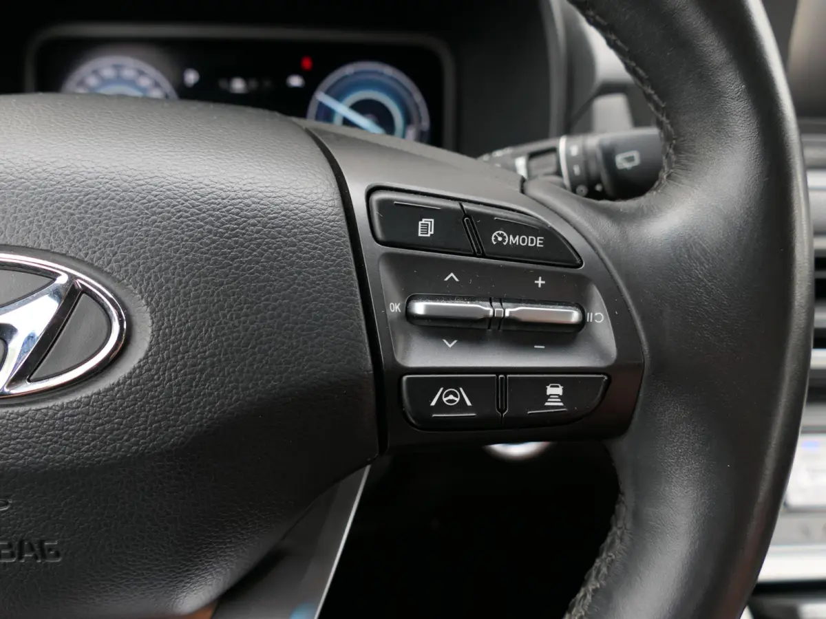 EV Comfort 64 kWh | Apple-/Android Carplay | Achteruitrijcamera | Digitaal dashboard | Stuur-/Stoelverwarming | Climate Control | ACC | 1e eigenaar | Dealer onderhouden
