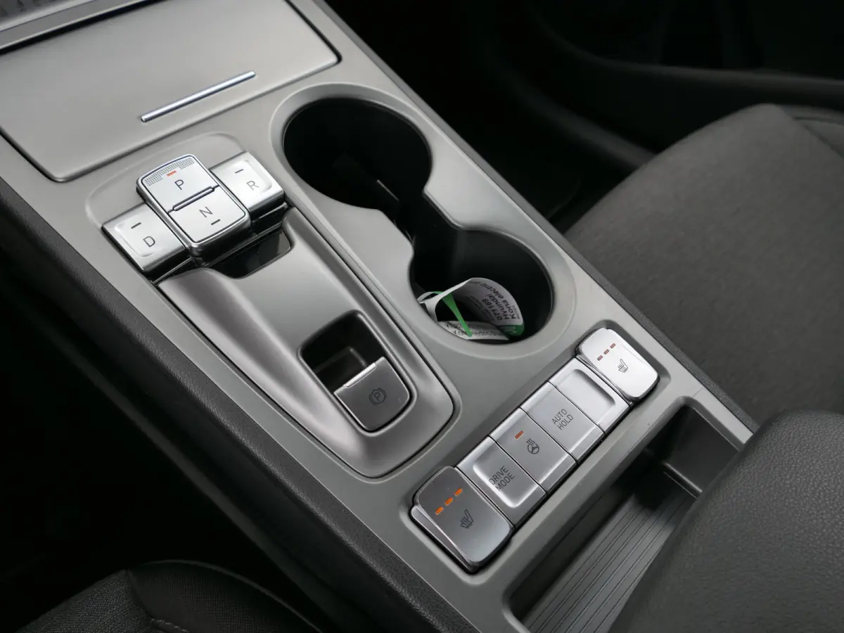 EV Comfort 64 kWh | Apple-/Android Carplay | Achteruitrijcamera | Digitaal dashboard | Stuur-/Stoelverwarming | Climate Control | ACC | 1e eigenaar | Dealer onderhouden