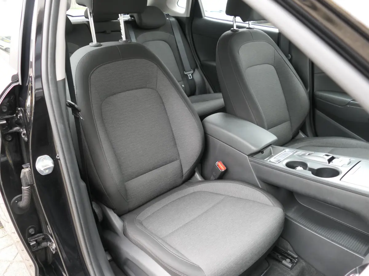 EV Comfort 64 kWh | Apple-/Android Carplay | Achteruitrijcamera | Digitaal dashboard | Stuur-/Stoelverwarming | Climate Control | ACC | 1e eigenaar | Dealer onderhouden