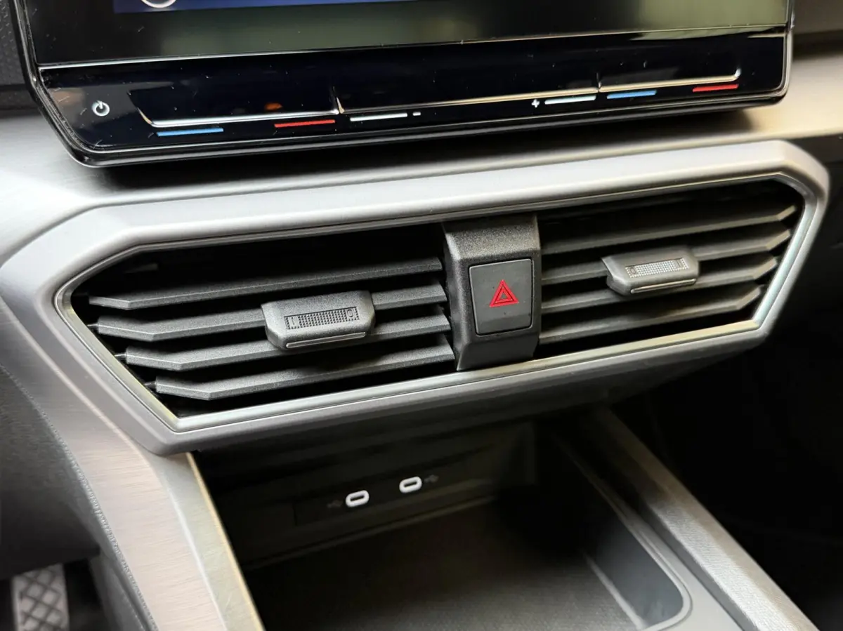 1.0 TSI FR Business Apple CarPlay/Android Auto | Cruise & climate control | DAB ontvanger | LED verlichting | Navigatiesysteem | Sfeerverlichting | Parkeersensoren achter