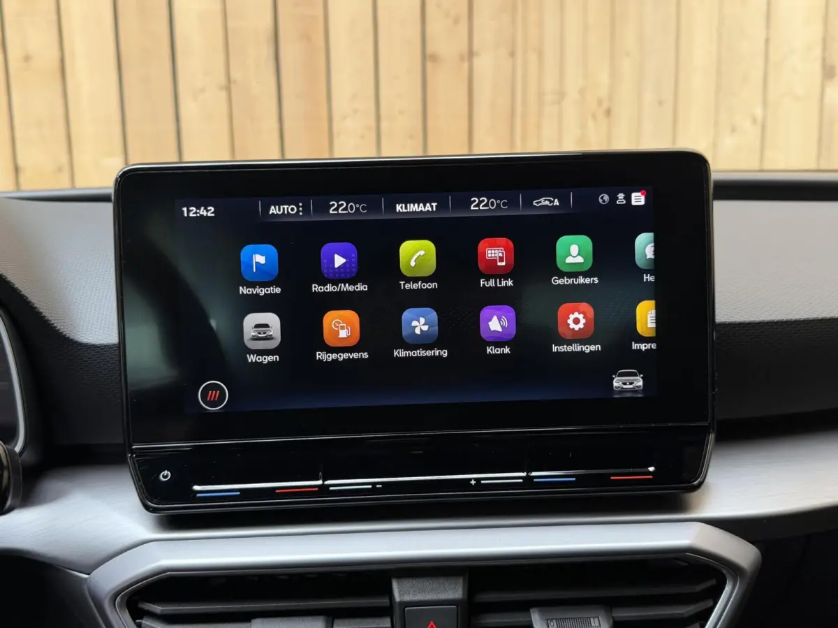 1.0 TSI FR Business Apple CarPlay/Android Auto | Cruise & climate control | DAB ontvanger | LED verlichting | Navigatiesysteem | Sfeerverlichting | Parkeersensoren achter