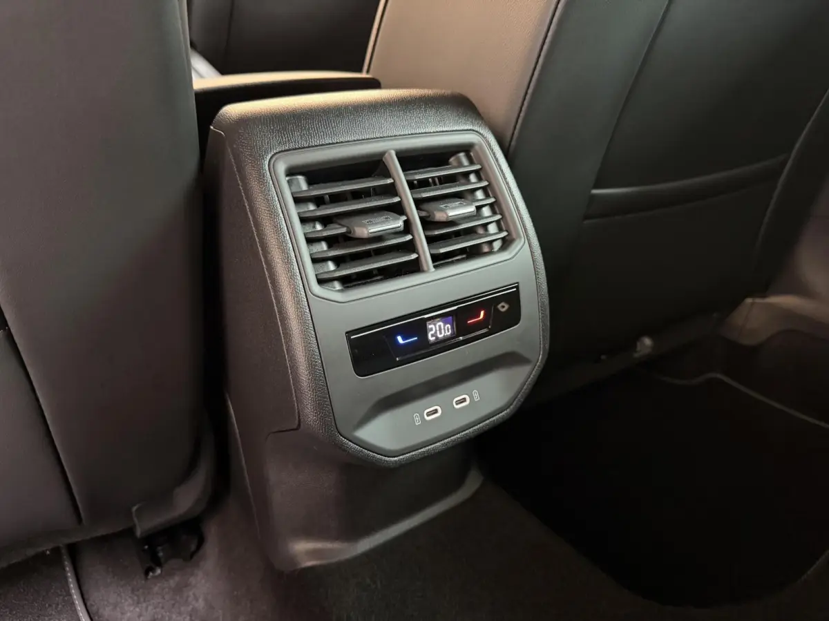 1.0 TSI FR Business Apple CarPlay/Android Auto | Cruise & climate control | DAB ontvanger | LED verlichting | Navigatiesysteem | Sfeerverlichting | Parkeersensoren achter