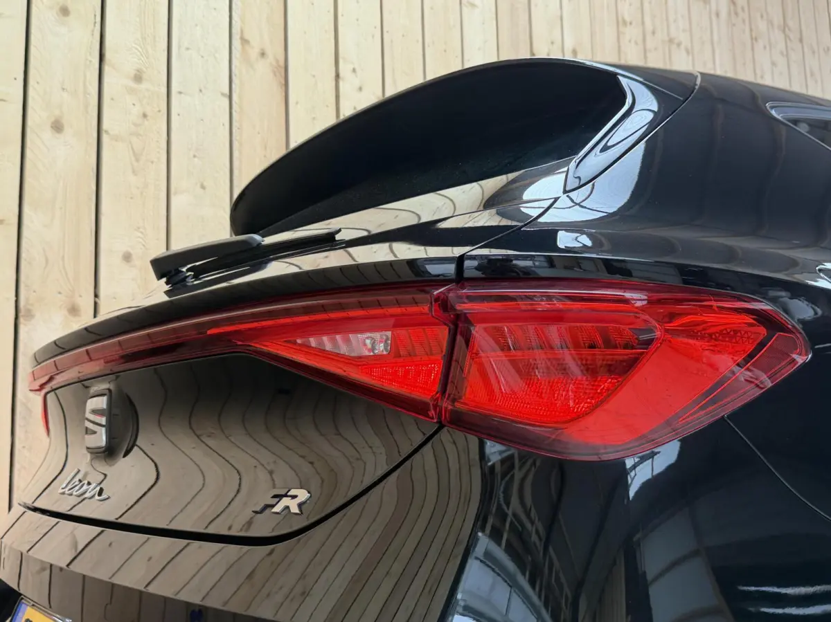 1.0 TSI FR Business Apple CarPlay/Android Auto | Cruise & climate control | DAB ontvanger | LED verlichting | Navigatiesysteem | Sfeerverlichting | Parkeersensoren achter