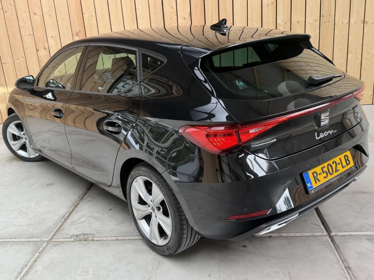 1.0 TSI FR Business Apple CarPlay/Android Auto | Cruise & climate control | DAB ontvanger | LED verlichting | Navigatiesysteem | Sfeerverlichting | Parkeersensoren achter
