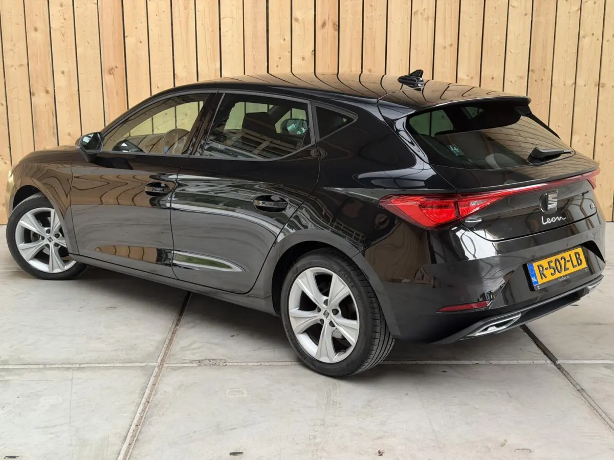 1.0 TSI FR Business Apple CarPlay/Android Auto | Cruise & climate control | DAB ontvanger | LED verlichting | Navigatiesysteem | Sfeerverlichting | Parkeersensoren achter