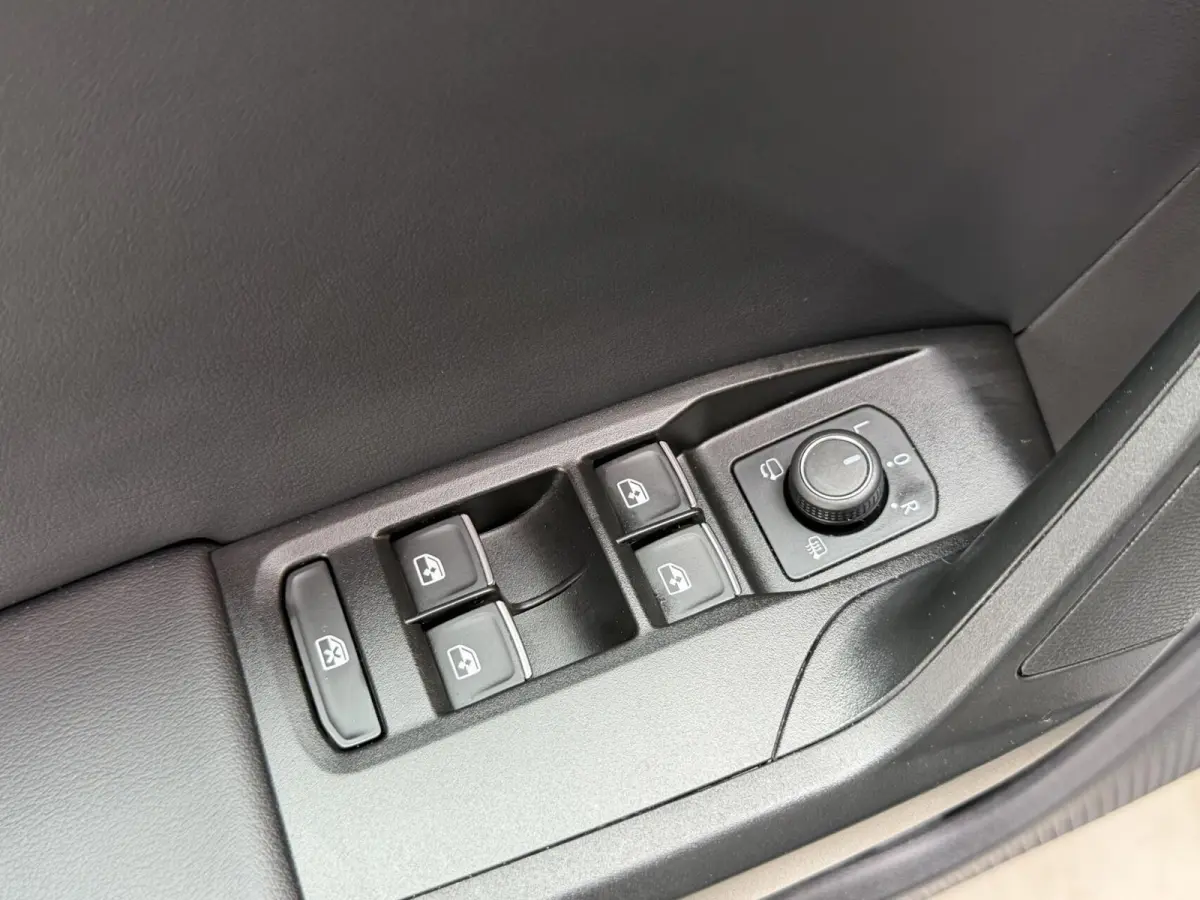1.0 TSI FR Business Apple CarPlay/Android Auto | Cruise & climate control | DAB ontvanger | LED verlichting | Navigatiesysteem | Sfeerverlichting | Parkeersensoren achter