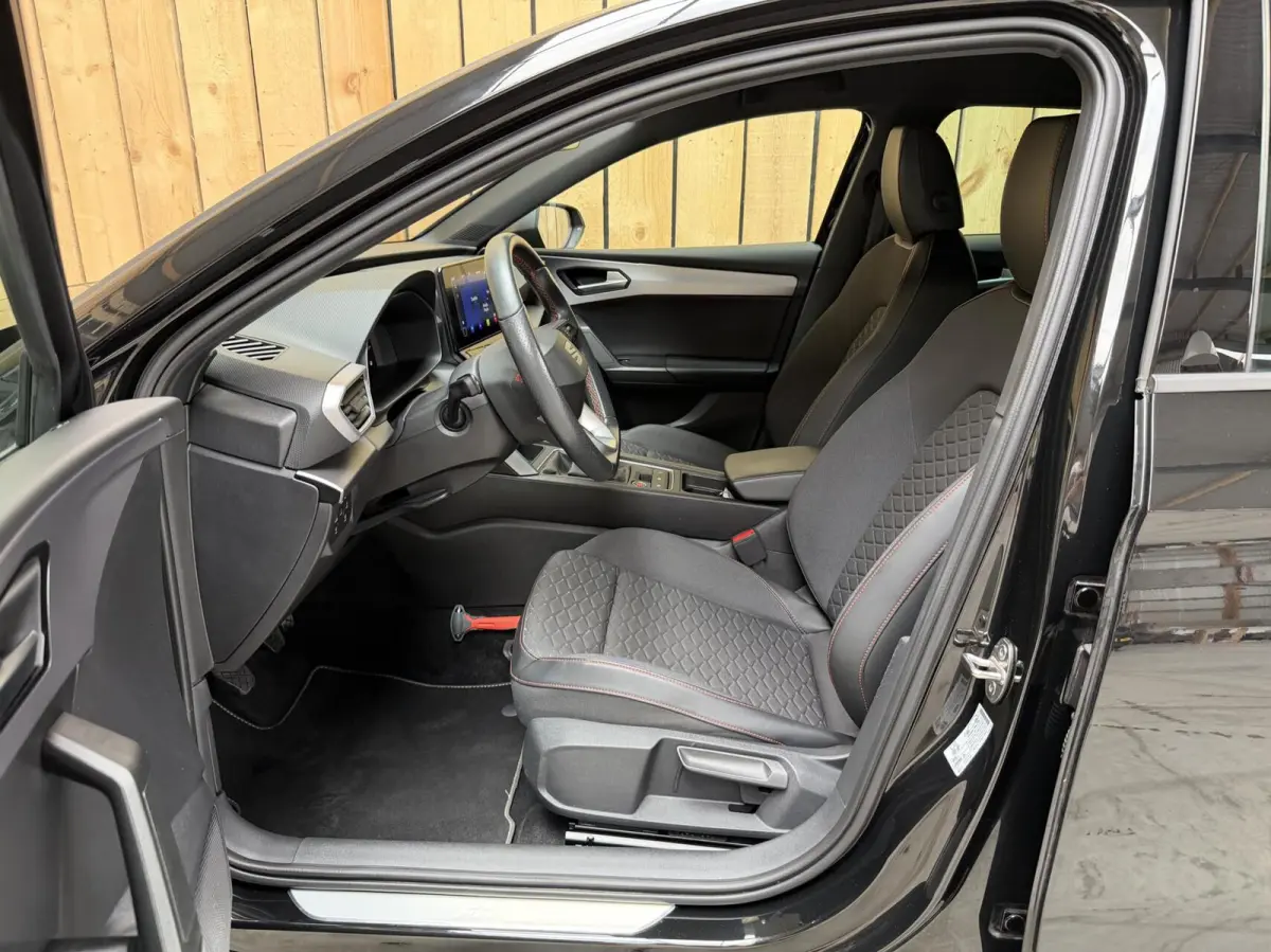 1.0 TSI FR Business Apple CarPlay/Android Auto | Cruise & climate control | DAB ontvanger | LED verlichting | Navigatiesysteem | Sfeerverlichting | Parkeersensoren achter