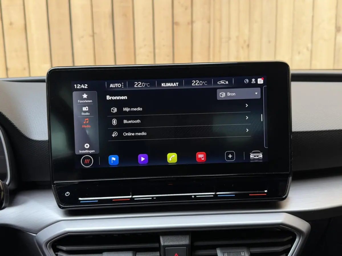 1.0 TSI FR Business Apple CarPlay/Android Auto | Cruise & climate control | DAB ontvanger | LED verlichting | Navigatiesysteem | Sfeerverlichting | Parkeersensoren achter