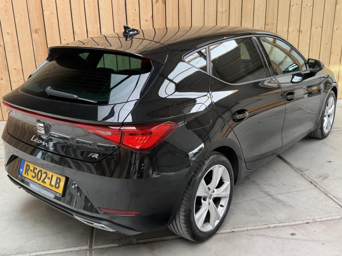 1.0 TSI FR Business Apple CarPlay/Android Auto | Cruise & climate control | DAB ontvanger | LED verlichting | Navigatiesysteem | Sfeerverlichting | Parkeersensoren achter