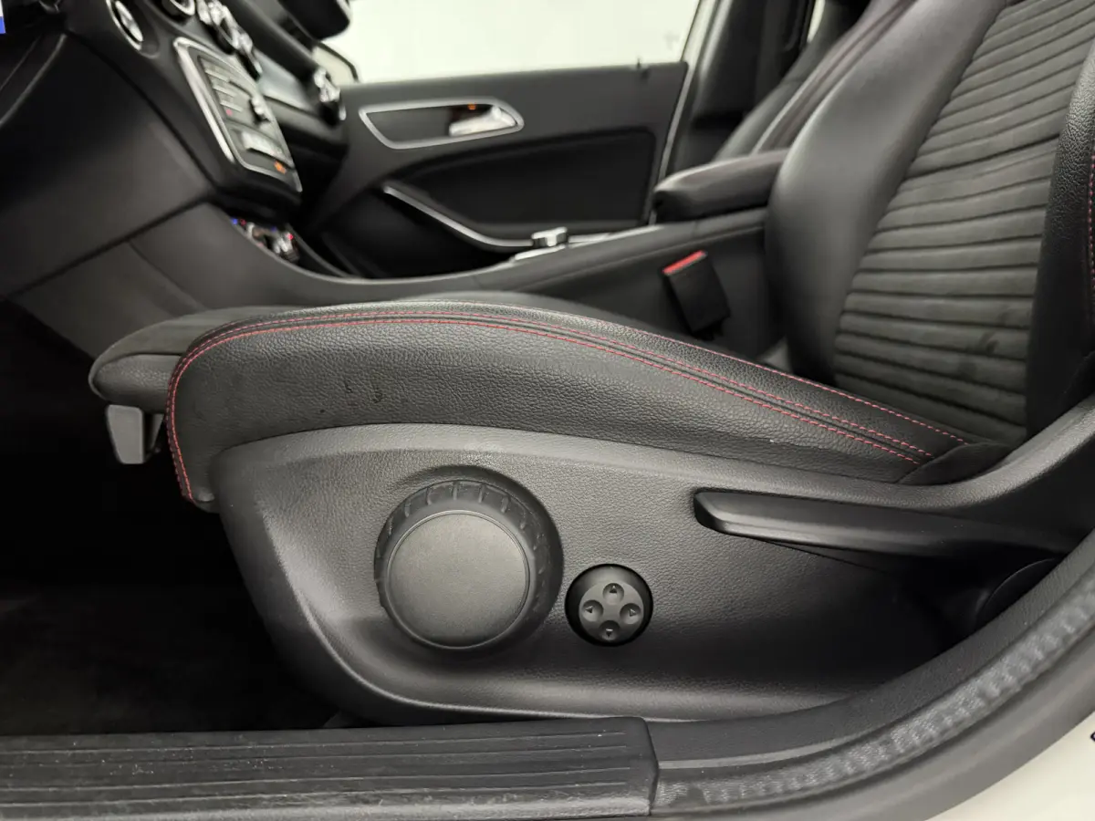 180 | Pano | Camera | LED | Clima | Cruise | Keyless | Navi | Parkeersens.