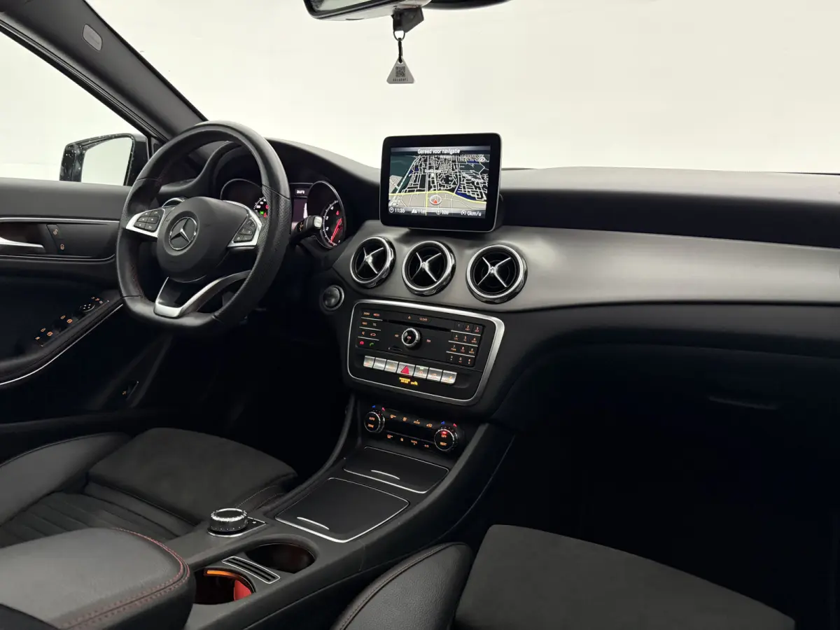 180 | Pano | Camera | LED | Clima | Cruise | Keyless | Navi | Parkeersens.