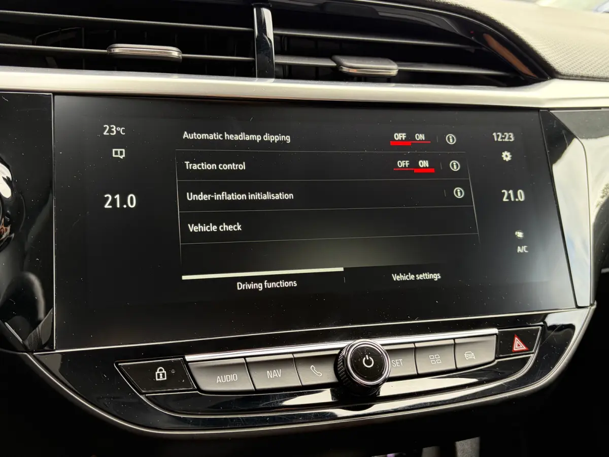 1.2 100 PK Elegance | STUUR EN STOELVERWARMING| DODEHOEK DETECTIE| KEYLESS ENTRY & START| NAVIGATIE + APPLE CARPLAY/ANDROID AUTO| CAMERA + PARKEERSENSOREN| FULL LED| EERSTE EIGENAAR| DEALER 