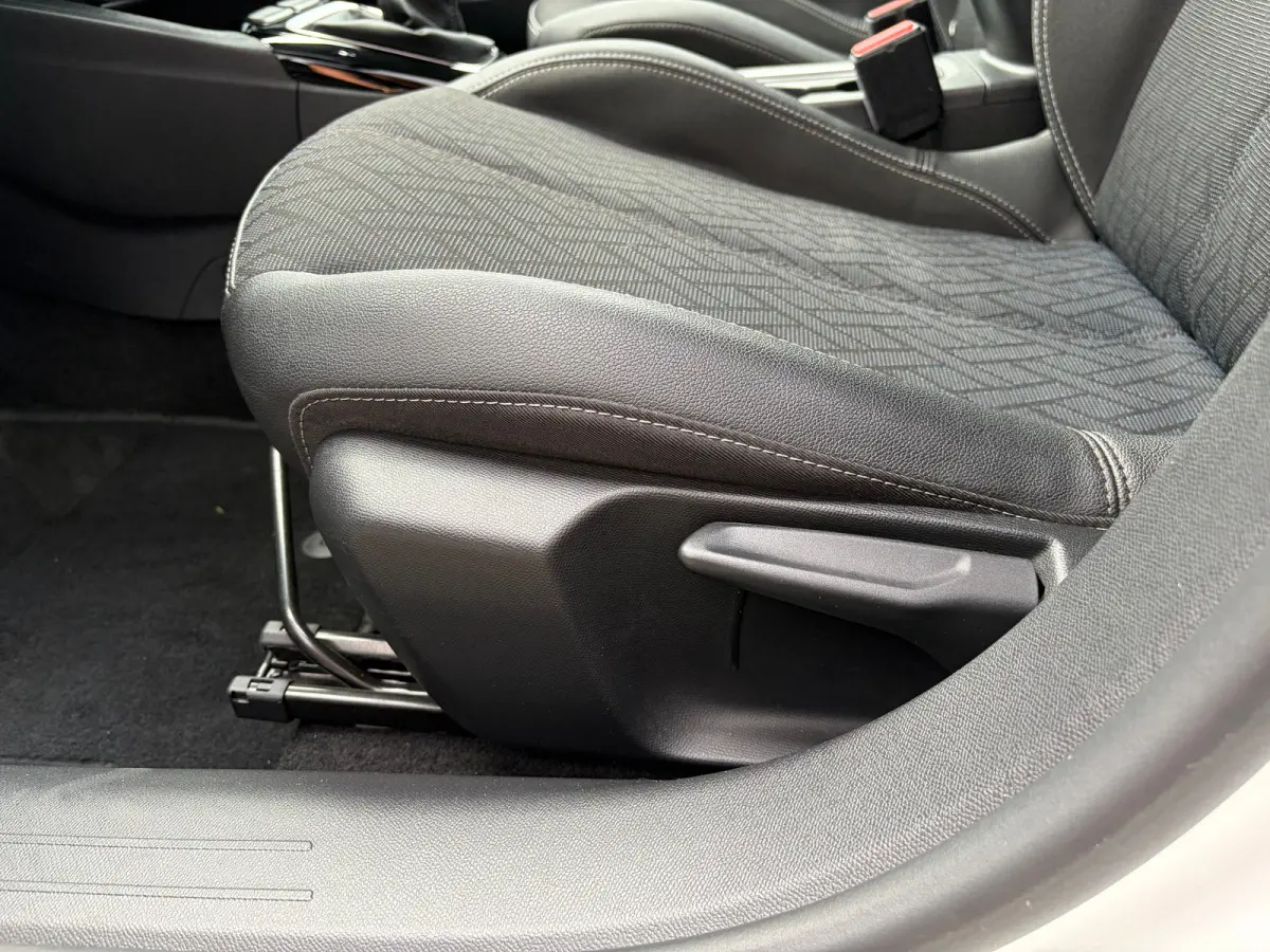 1.2 100 PK Elegance | STUUR EN STOELVERWARMING| DODEHOEK DETECTIE| KEYLESS ENTRY & START| NAVIGATIE + APPLE CARPLAY/ANDROID AUTO| CAMERA + PARKEERSENSOREN| FULL LED| EERSTE EIGENAAR| DEALER 
