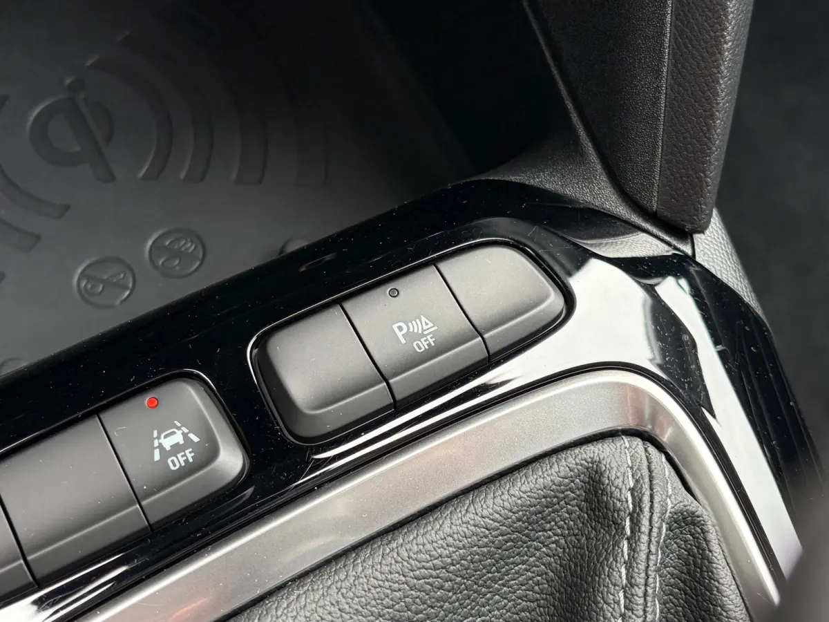 1.2 100 PK Elegance | STUUR EN STOELVERWARMING| DODEHOEK DETECTIE| KEYLESS ENTRY & START| NAVIGATIE + APPLE CARPLAY/ANDROID AUTO| CAMERA + PARKEERSENSOREN| FULL LED| EERSTE EIGENAAR| DEALER 