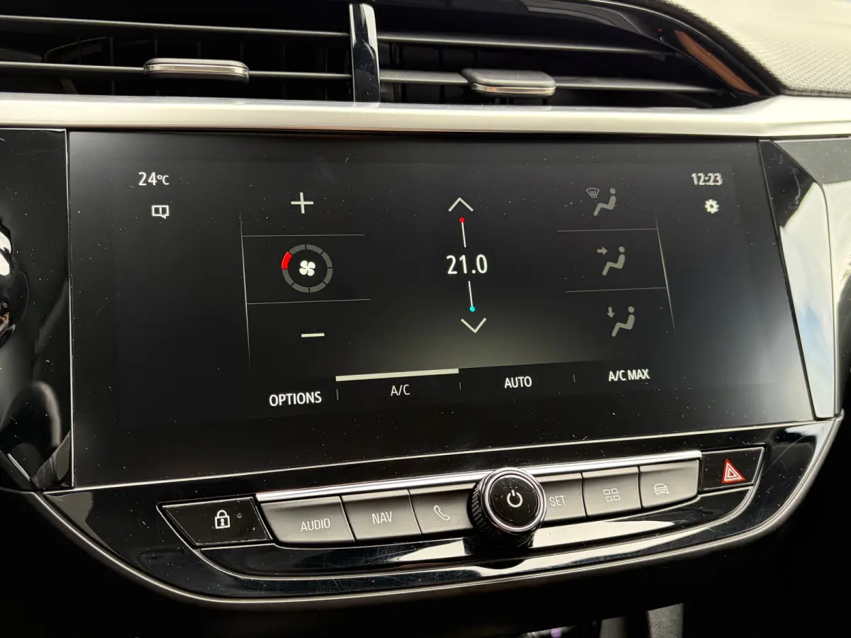 1.2 100 PK Elegance | STUUR EN STOELVERWARMING| DODEHOEK DETECTIE| KEYLESS ENTRY & START| NAVIGATIE + APPLE CARPLAY/ANDROID AUTO| CAMERA + PARKEERSENSOREN| FULL LED| EERSTE EIGENAAR| DEALER 