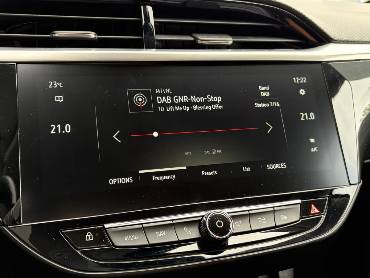 1.2 100 PK Elegance | STUUR EN STOELVERWARMING| DODEHOEK DETECTIE| KEYLESS ENTRY & START| NAVIGATIE + APPLE CARPLAY/ANDROID AUTO| CAMERA + PARKEERSENSOREN| FULL LED| EERSTE EIGENAAR| DEALER 