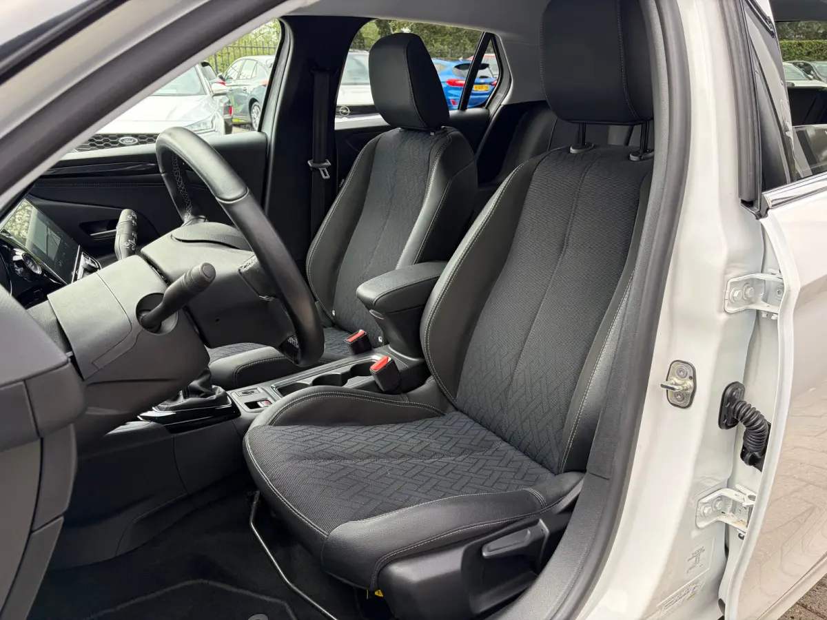 1.2 100 PK Elegance | STUUR EN STOELVERWARMING| DODEHOEK DETECTIE| KEYLESS ENTRY & START| NAVIGATIE + APPLE CARPLAY/ANDROID AUTO| CAMERA + PARKEERSENSOREN| FULL LED| EERSTE EIGENAAR| DEALER 