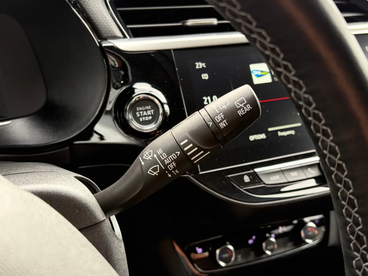1.2 100 PK Elegance | STUUR EN STOELVERWARMING| DODEHOEK DETECTIE| KEYLESS ENTRY & START| NAVIGATIE + APPLE CARPLAY/ANDROID AUTO| CAMERA + PARKEERSENSOREN| FULL LED| EERSTE EIGENAAR| DEALER 