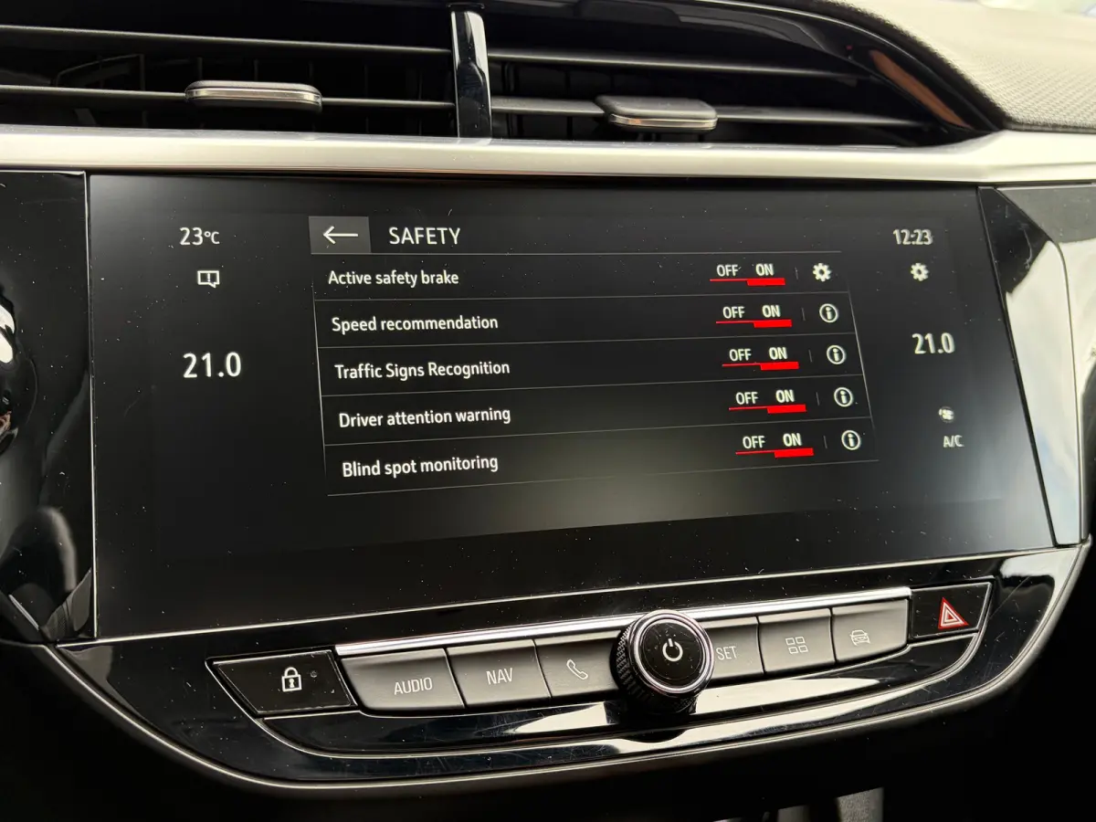 1.2 100 PK Elegance | STUUR EN STOELVERWARMING| DODEHOEK DETECTIE| KEYLESS ENTRY & START| NAVIGATIE + APPLE CARPLAY/ANDROID AUTO| CAMERA + PARKEERSENSOREN| FULL LED| EERSTE EIGENAAR| DEALER 