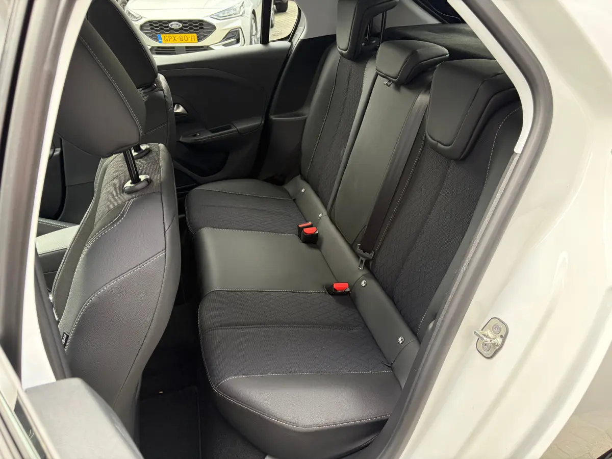 1.2 100 PK Elegance | STUUR EN STOELVERWARMING| DODEHOEK DETECTIE| KEYLESS ENTRY & START| NAVIGATIE + APPLE CARPLAY/ANDROID AUTO| CAMERA + PARKEERSENSOREN| FULL LED| EERSTE EIGENAAR| DEALER 