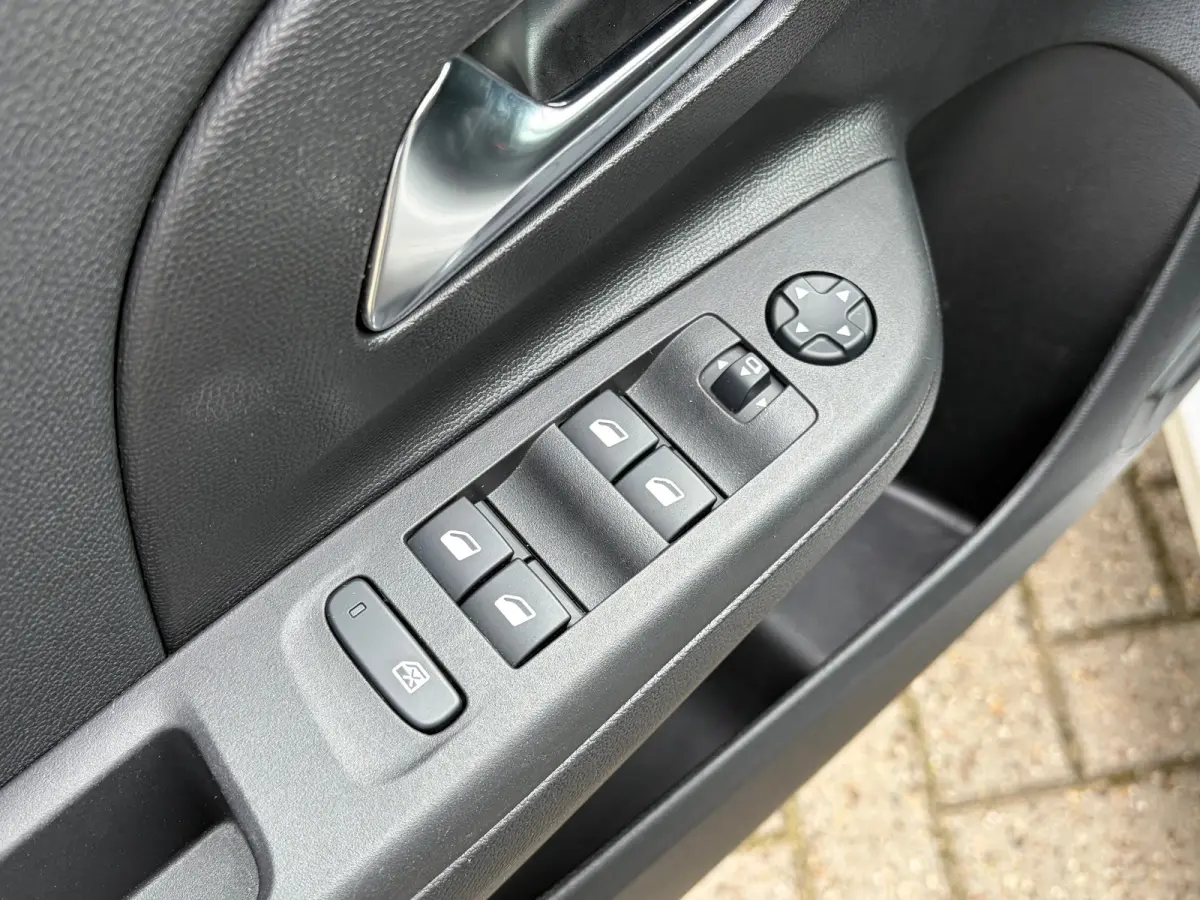 1.2 100 PK Elegance | STUUR EN STOELVERWARMING| DODEHOEK DETECTIE| KEYLESS ENTRY & START| NAVIGATIE + APPLE CARPLAY/ANDROID AUTO| CAMERA + PARKEERSENSOREN| FULL LED| EERSTE EIGENAAR| DEALER 