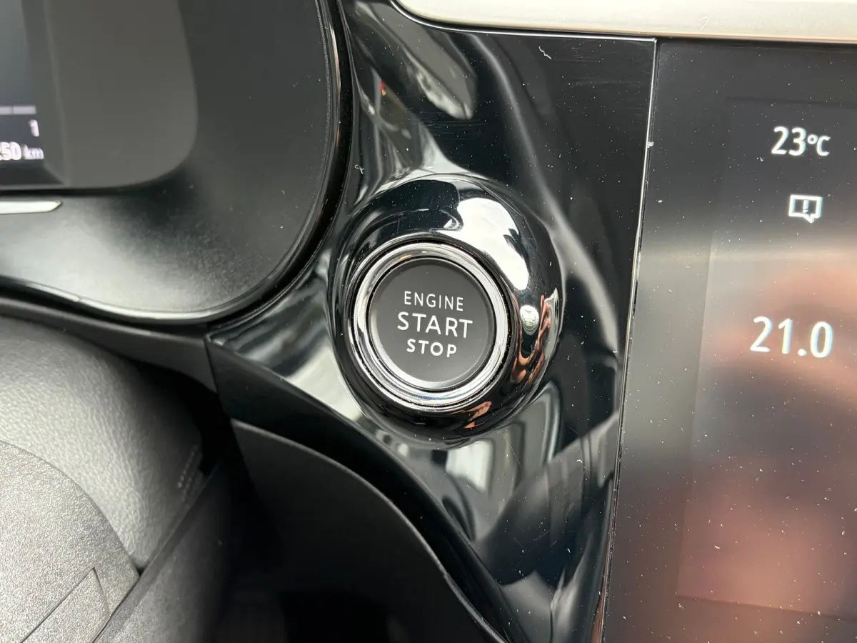 1.2 100 PK Elegance | STUUR EN STOELVERWARMING| DODEHOEK DETECTIE| KEYLESS ENTRY & START| NAVIGATIE + APPLE CARPLAY/ANDROID AUTO| CAMERA + PARKEERSENSOREN| FULL LED| EERSTE EIGENAAR| DEALER 