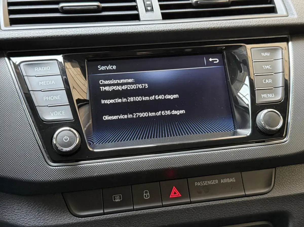 1.0 TSI Ambition Apple CarPlay/Android Auto | Airconditioning | Cruise control | DAB ontvanger | Multifunctioneel stuurwiel | Navigatiesysteem | Signaalkleur | Parkeersensoren achter
