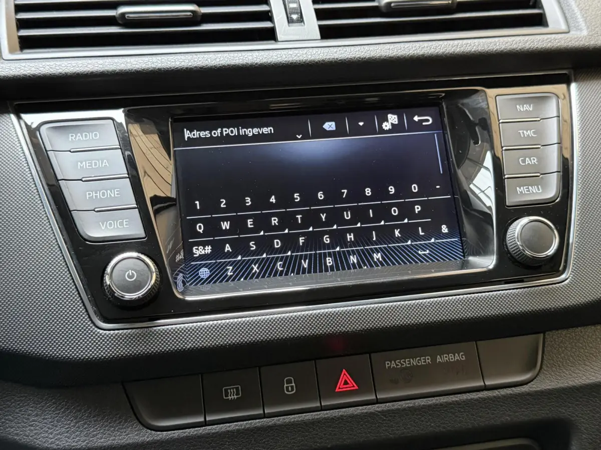 1.0 TSI Ambition Apple CarPlay/Android Auto | Airconditioning | Cruise control | DAB ontvanger | Multifunctioneel stuurwiel | Navigatiesysteem | Signaalkleur | Parkeersensoren achter