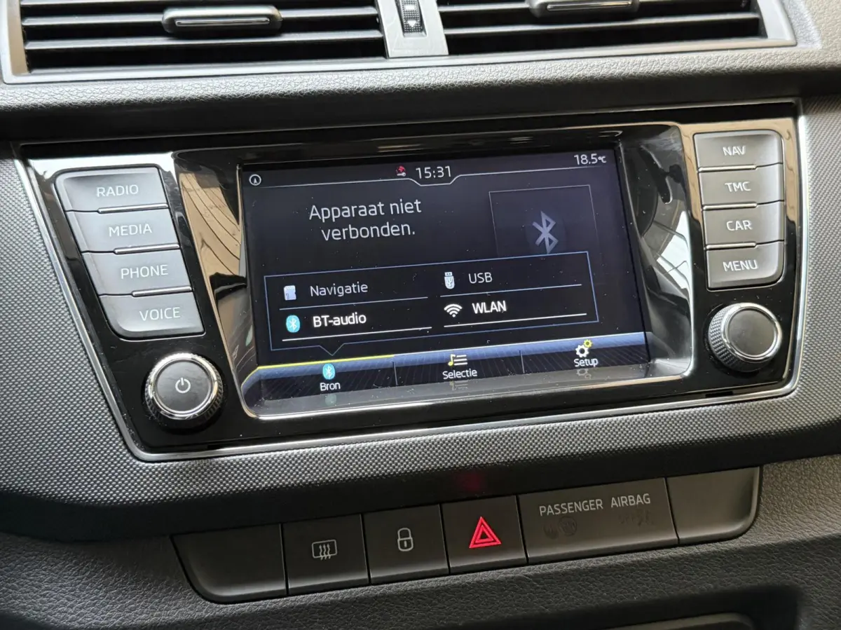 1.0 TSI Ambition Apple CarPlay/Android Auto | Airconditioning | Cruise control | DAB ontvanger | Multifunctioneel stuurwiel | Navigatiesysteem | Signaalkleur | Parkeersensoren achter
