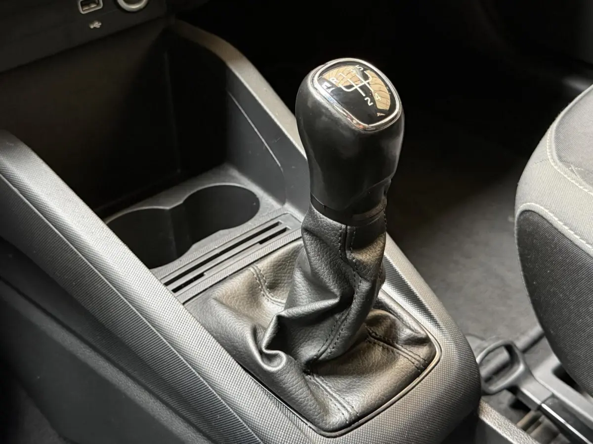 1.0 TSI Ambition Apple CarPlay/Android Auto | Airconditioning | Cruise control | DAB ontvanger | Multifunctioneel stuurwiel | Navigatiesysteem | Signaalkleur | Parkeersensoren achter