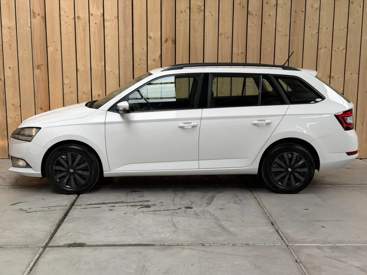1.0 TSI Ambition Apple CarPlay/Android Auto | Airconditioning | Cruise control | DAB ontvanger | Multifunctioneel stuurwiel | Navigatiesysteem | Signaalkleur | Parkeersensoren achter