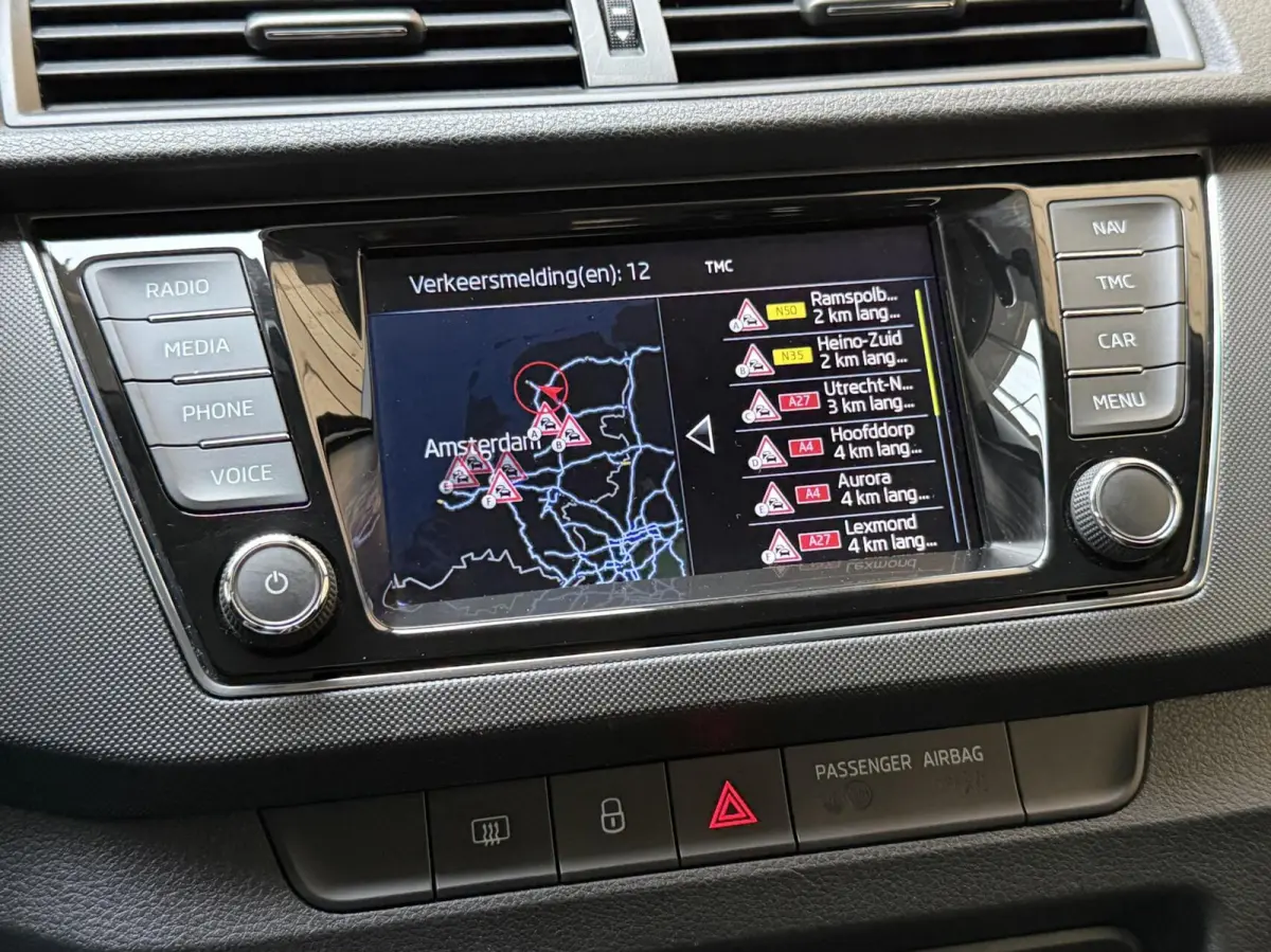 1.0 TSI Ambition Apple CarPlay/Android Auto | Airconditioning | Cruise control | DAB ontvanger | Multifunctioneel stuurwiel | Navigatiesysteem | Signaalkleur | Parkeersensoren achter