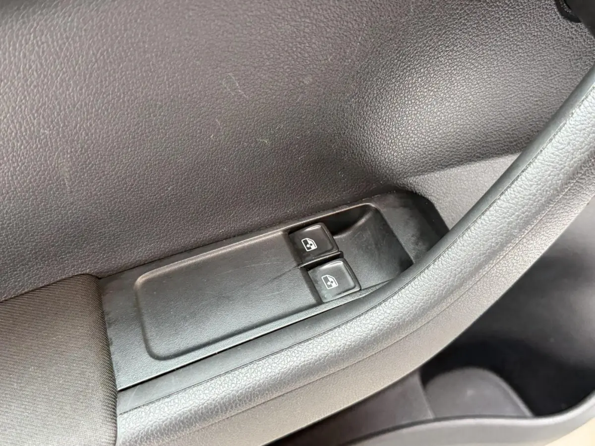1.0 TSI Ambition Apple CarPlay/Android Auto | Airconditioning | Cruise control | DAB ontvanger | Multifunctioneel stuurwiel | Navigatiesysteem | Signaalkleur | Parkeersensoren achter