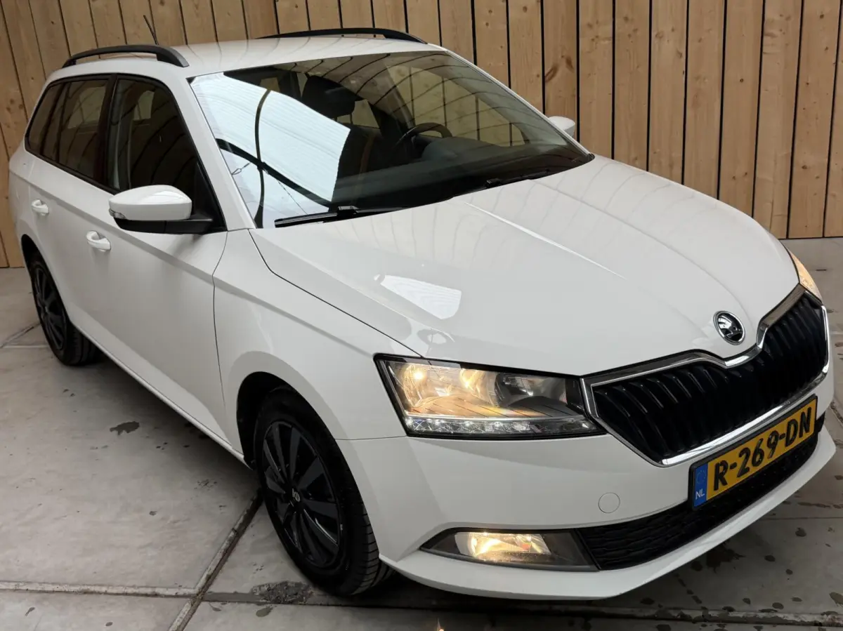 1.0 TSI Ambition Apple CarPlay/Android Auto | Airconditioning | Cruise control | DAB ontvanger | Multifunctioneel stuurwiel | Navigatiesysteem | Signaalkleur | Parkeersensoren achter
