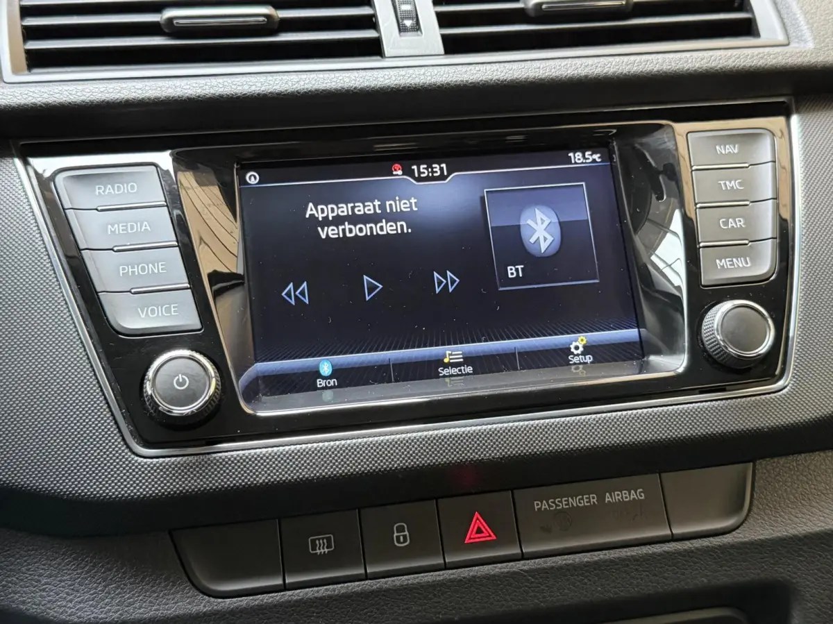 1.0 TSI Ambition Apple CarPlay/Android Auto | Airconditioning | Cruise control | DAB ontvanger | Multifunctioneel stuurwiel | Navigatiesysteem | Signaalkleur | Parkeersensoren achter