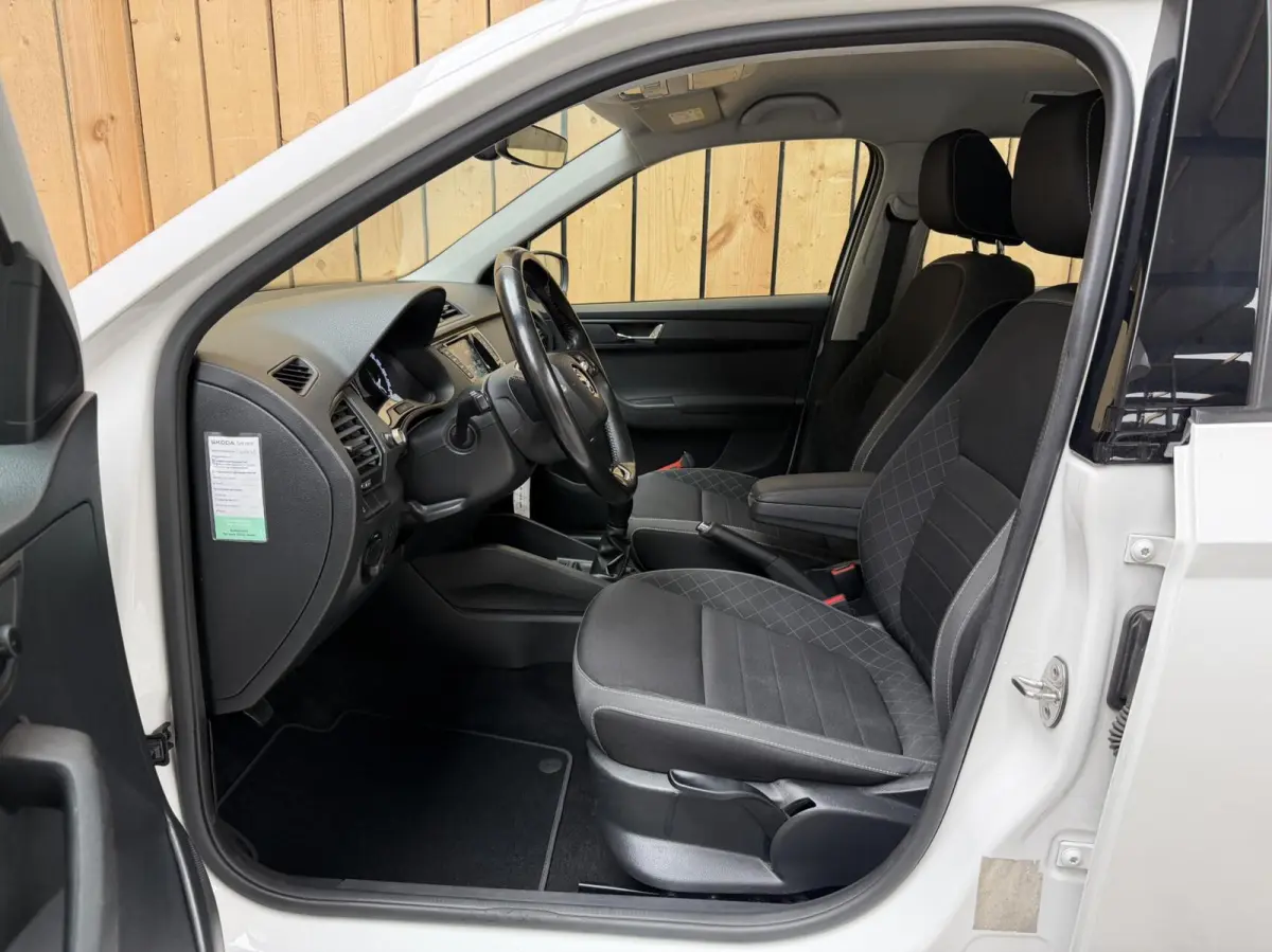 1.0 TSI Ambition Apple CarPlay/Android Auto | Airconditioning | Cruise control | DAB ontvanger | Multifunctioneel stuurwiel | Navigatiesysteem | Signaalkleur | Parkeersensoren achter