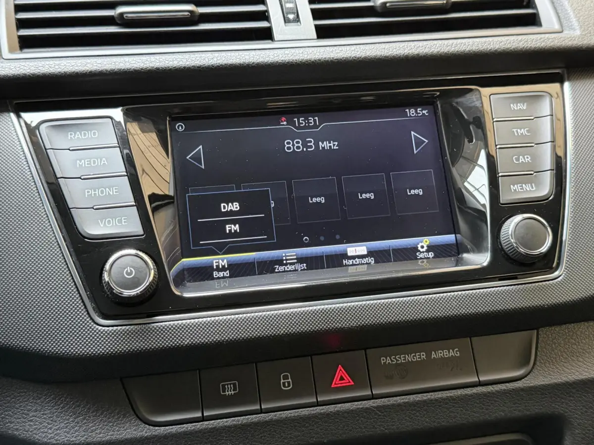 1.0 TSI Ambition Apple CarPlay/Android Auto | Airconditioning | Cruise control | DAB ontvanger | Multifunctioneel stuurwiel | Navigatiesysteem | Signaalkleur | Parkeersensoren achter