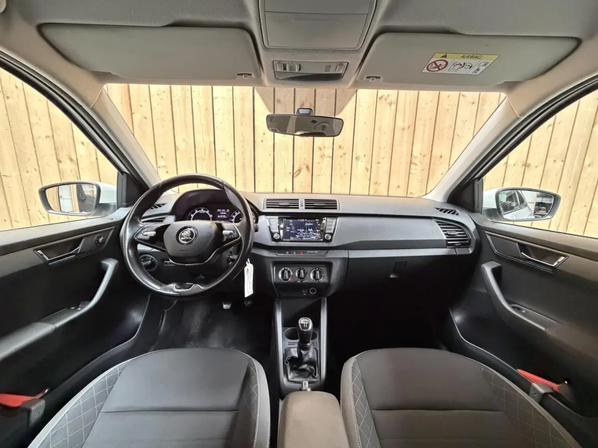 1.0 TSI Ambition Apple CarPlay/Android Auto | Airconditioning | Cruise control | DAB ontvanger | Multifunctioneel stuurwiel | Navigatiesysteem | Signaalkleur | Parkeersensoren achter