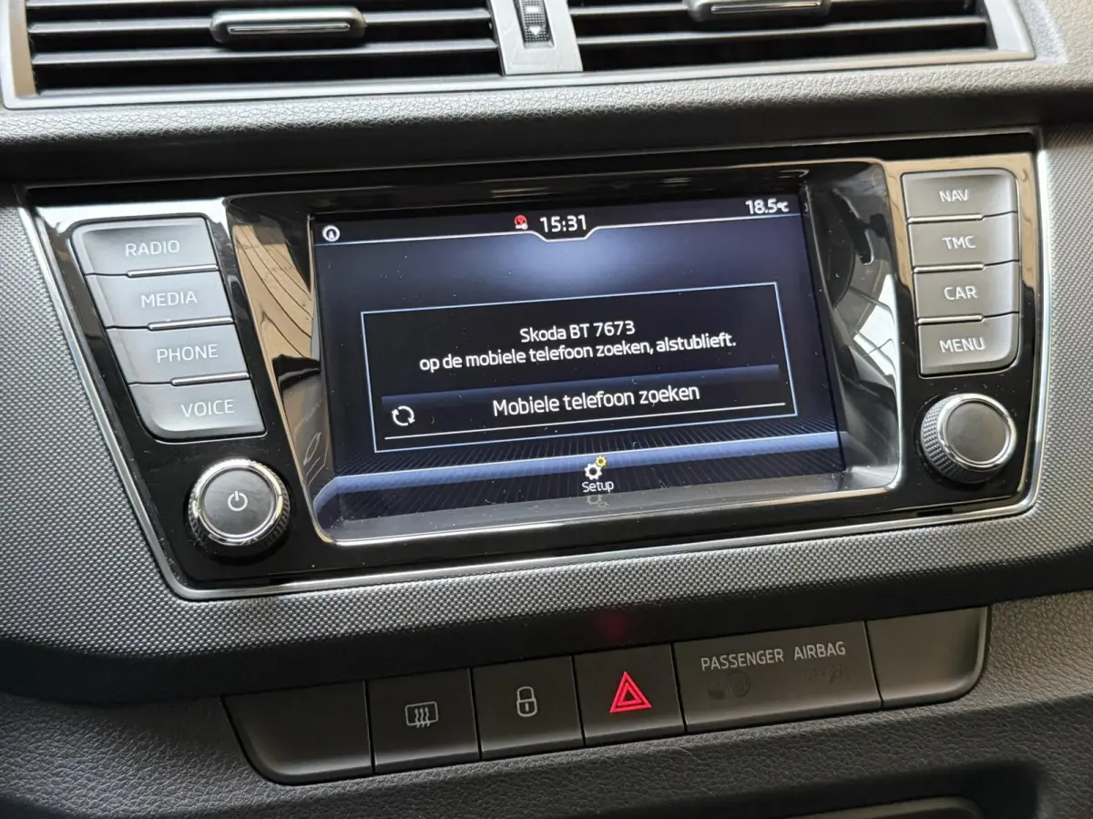 1.0 TSI Ambition Apple CarPlay/Android Auto | Airconditioning | Cruise control | DAB ontvanger | Multifunctioneel stuurwiel | Navigatiesysteem | Signaalkleur | Parkeersensoren achter