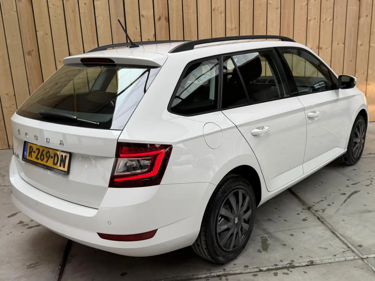 1.0 TSI Ambition Apple CarPlay/Android Auto | Airconditioning | Cruise control | DAB ontvanger | Multifunctioneel stuurwiel | Navigatiesysteem | Signaalkleur | Parkeersensoren achter