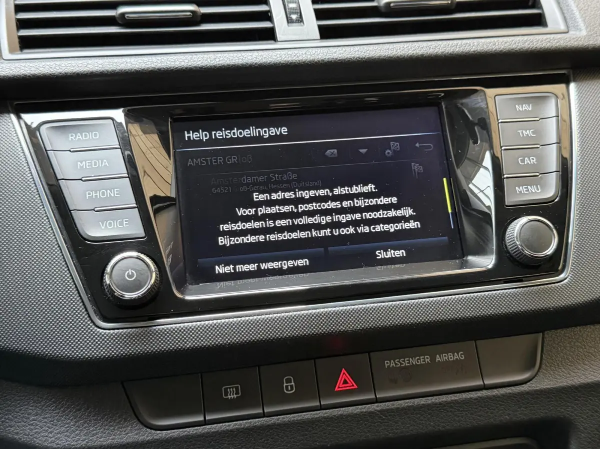 1.0 TSI Ambition Apple CarPlay/Android Auto | Airconditioning | Cruise control | DAB ontvanger | Multifunctioneel stuurwiel | Navigatiesysteem | Signaalkleur | Parkeersensoren achter