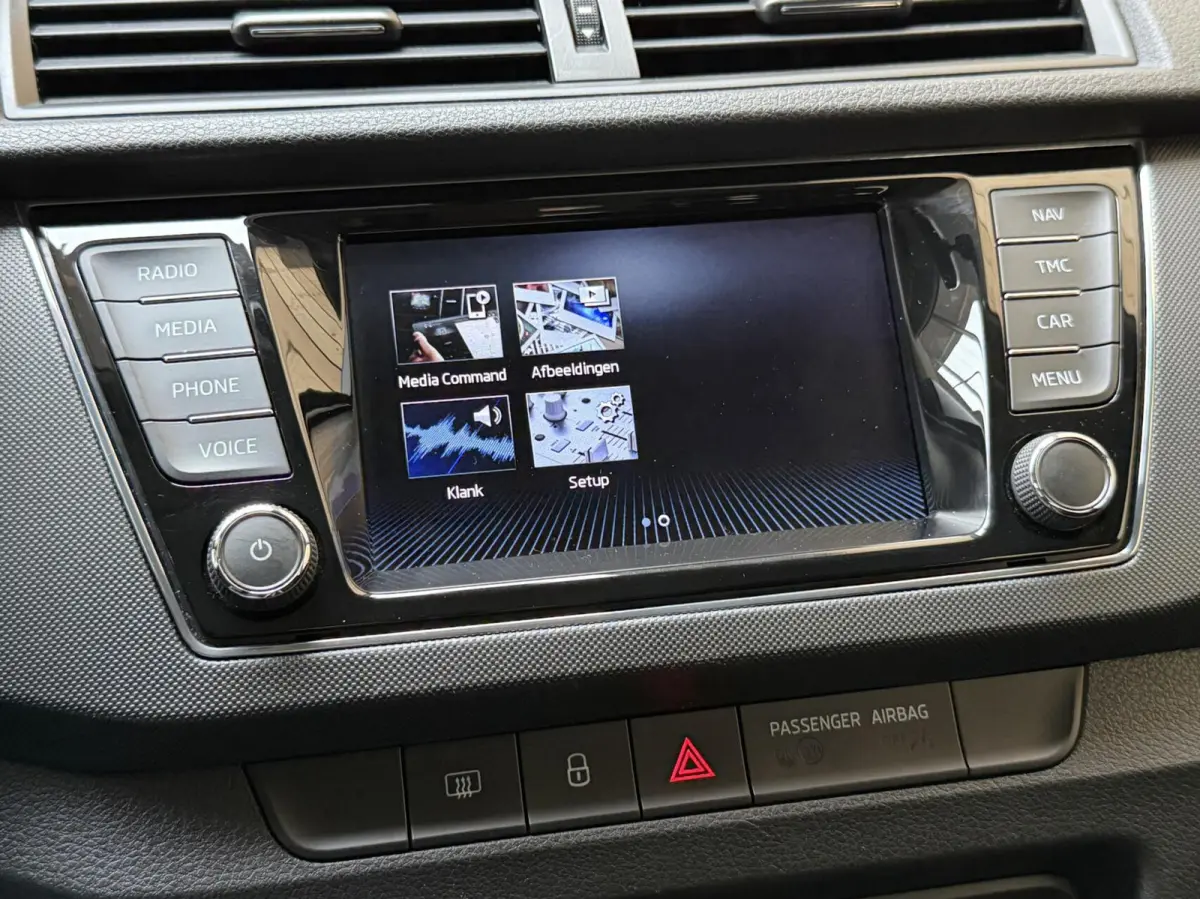 1.0 TSI Ambition Apple CarPlay/Android Auto | Airconditioning | Cruise control | DAB ontvanger | Multifunctioneel stuurwiel | Navigatiesysteem | Signaalkleur | Parkeersensoren achter