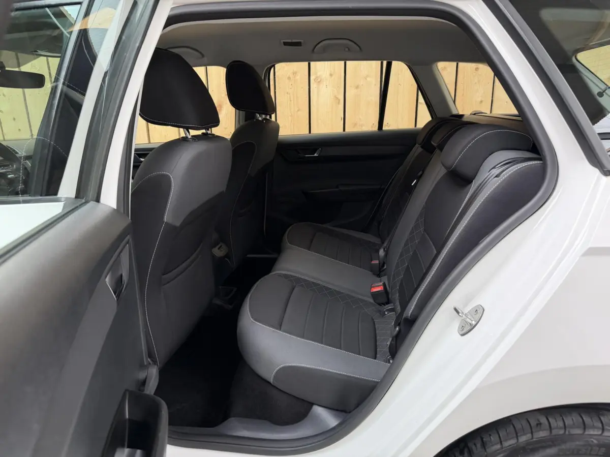 1.0 TSI Ambition Apple CarPlay/Android Auto | Airconditioning | Cruise control | DAB ontvanger | Multifunctioneel stuurwiel | Navigatiesysteem | Signaalkleur | Parkeersensoren achter