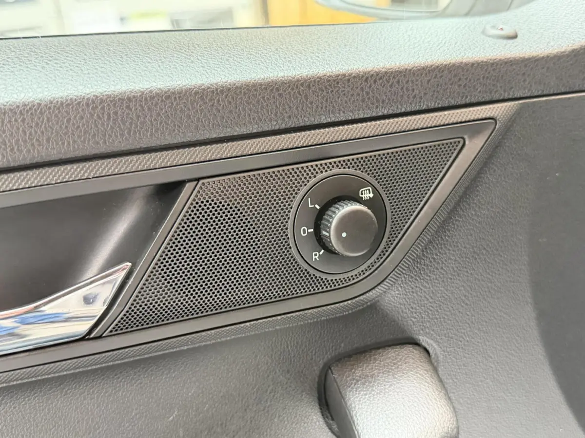 1.0 TSI Ambition Apple CarPlay/Android Auto | Airconditioning | Cruise control | DAB ontvanger | Multifunctioneel stuurwiel | Navigatiesysteem | Signaalkleur | Parkeersensoren achter
