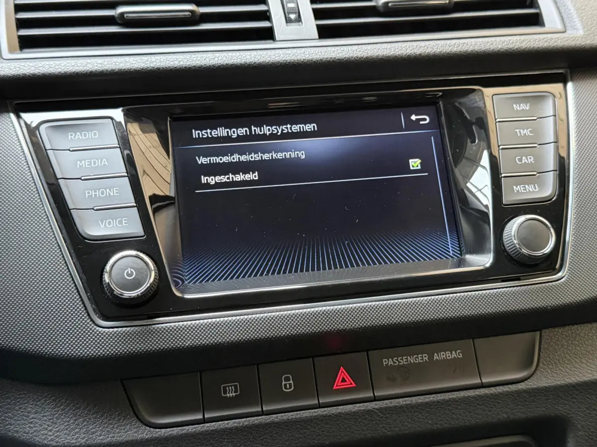 1.0 TSI Ambition Apple CarPlay/Android Auto | Airconditioning | Cruise control | DAB ontvanger | Multifunctioneel stuurwiel | Navigatiesysteem | Signaalkleur | Parkeersensoren achter