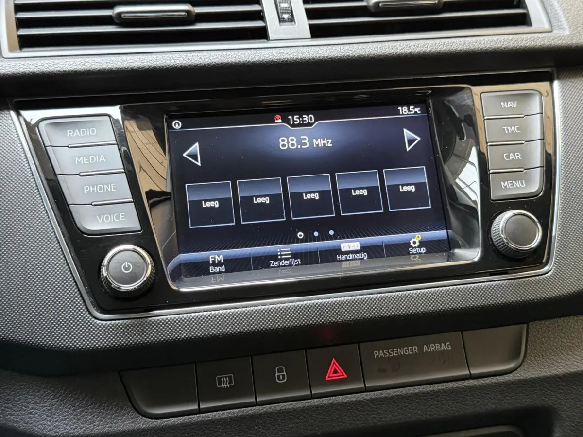 1.0 TSI Ambition Apple CarPlay/Android Auto | Airconditioning | Cruise control | DAB ontvanger | Multifunctioneel stuurwiel | Navigatiesysteem | Signaalkleur | Parkeersensoren achter