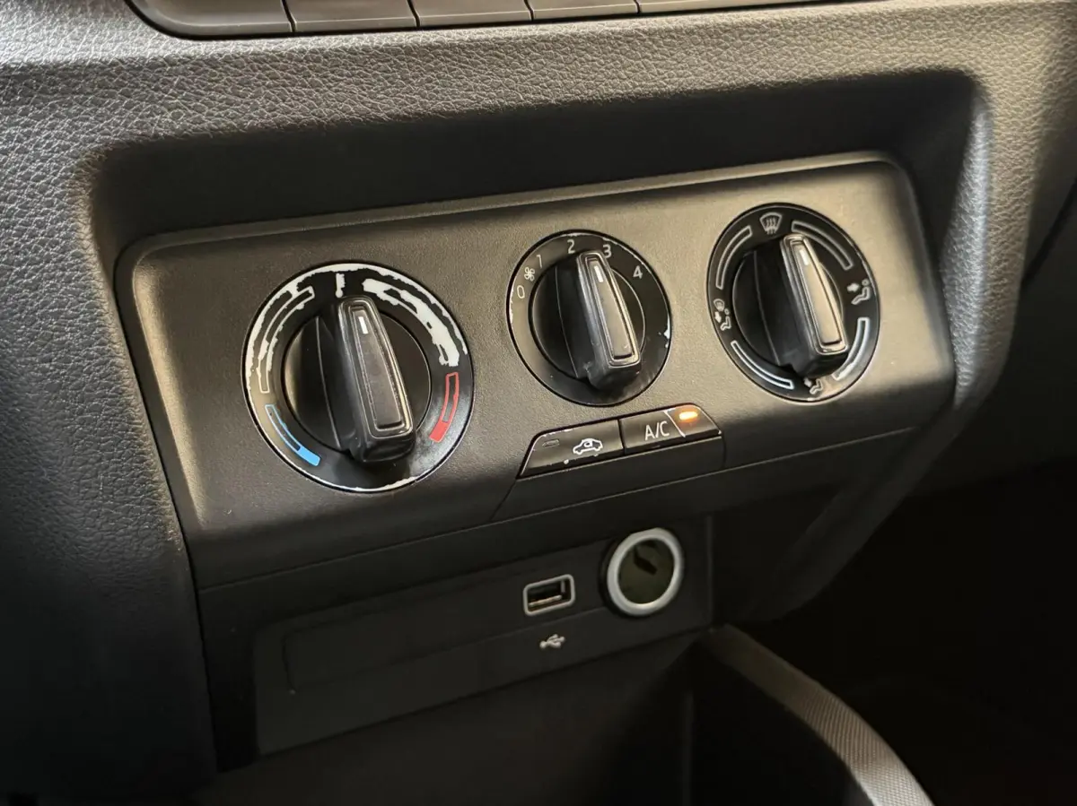1.0 TSI Ambition Apple CarPlay/Android Auto | Airconditioning | Cruise control | DAB ontvanger | Multifunctioneel stuurwiel | Navigatiesysteem | Signaalkleur | Parkeersensoren achter
